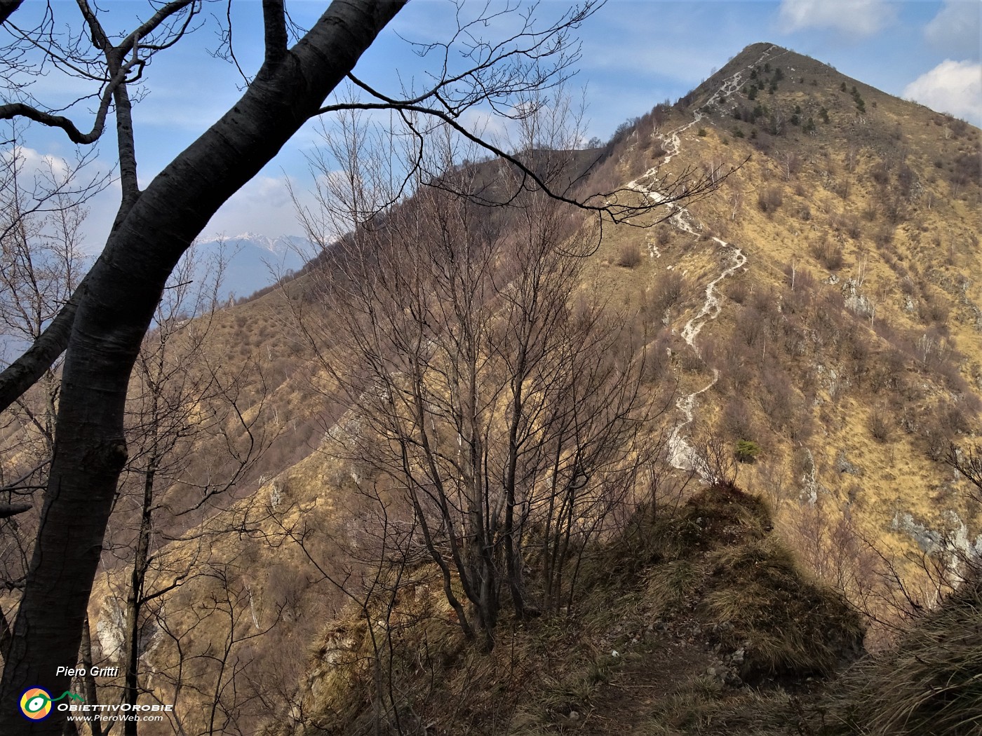 49 Scendendo con attenzione il sentiero 'difficile' per il colletto di base da dove salire al Monte Costone.JPG